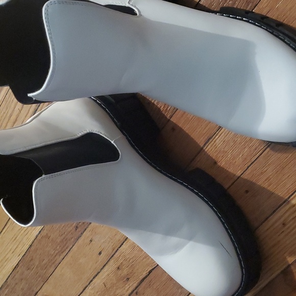 Steve Madden /Madden Girl White & Black lug platform boots, size 10 - Picture 6 of 6